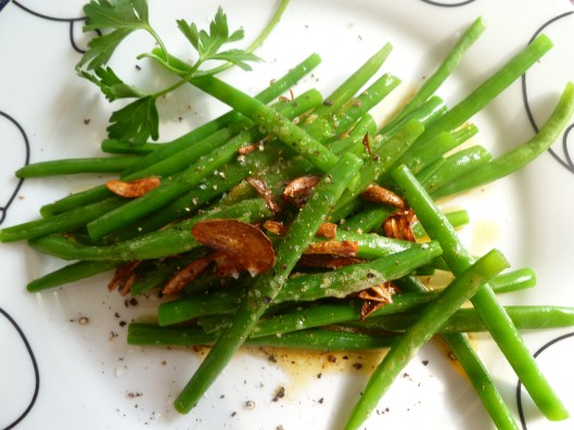 french green beans with garlic crisps 001