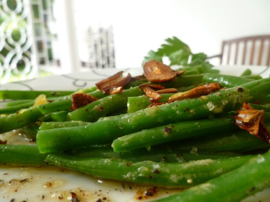french green beans with garlic crisps 014