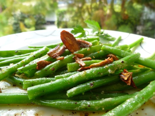 french green beans with garlic crisps 037