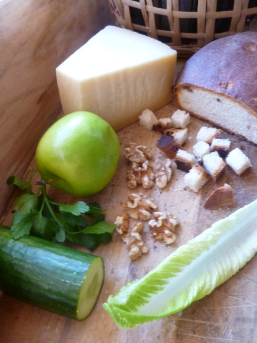 romaineapplecucumberitalianparsley salad with pomegranate seeds 009