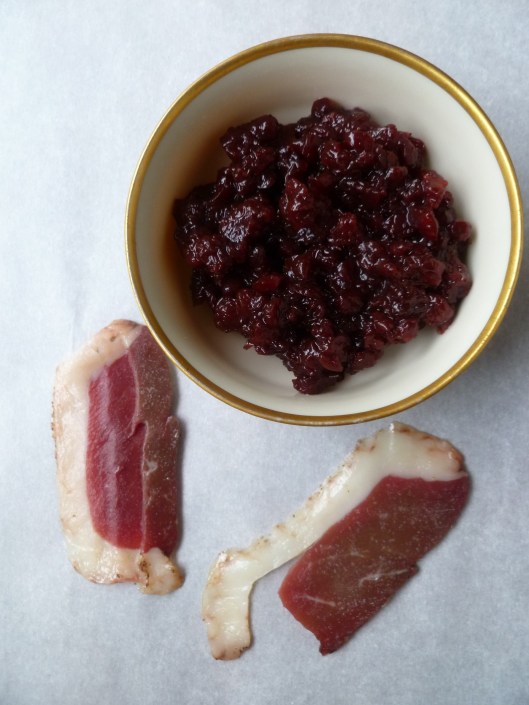 smoked duck and preiselbeeren on puffpastry triangels all 005