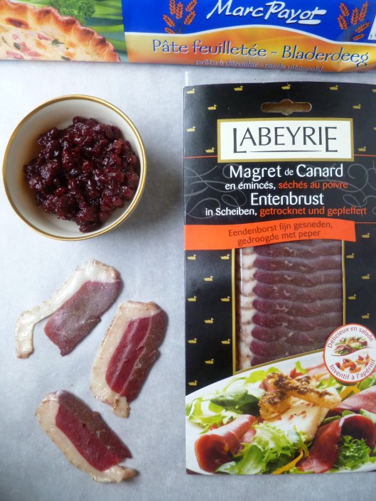 smoked duck and preiselbeeren on puffpastry triangels all 009