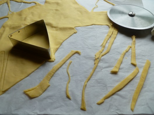 smoked duck and preiselbeeren on puffpastry triangels all 023