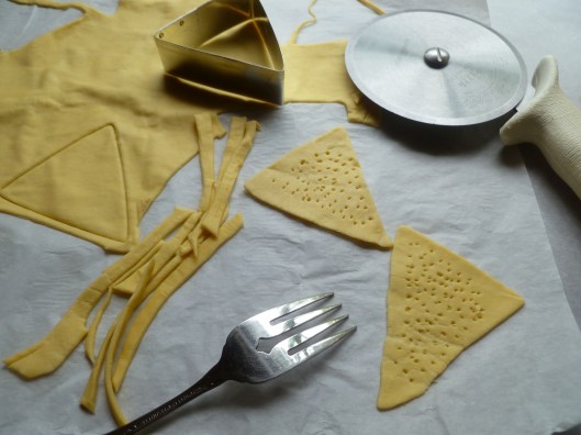 smoked duck and preiselbeeren on puffpastry triangels all 025