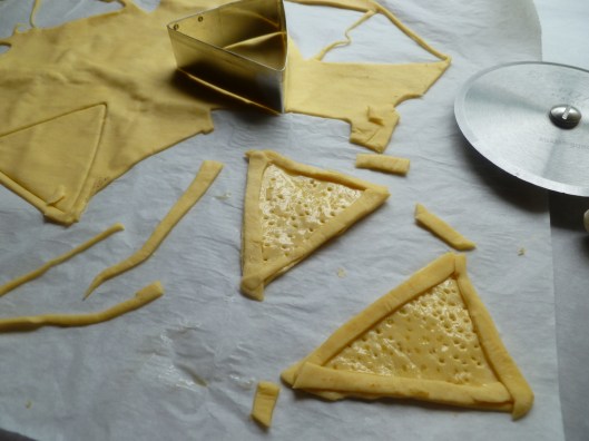 smoked duck and preiselbeeren on puffpastry triangels all 027