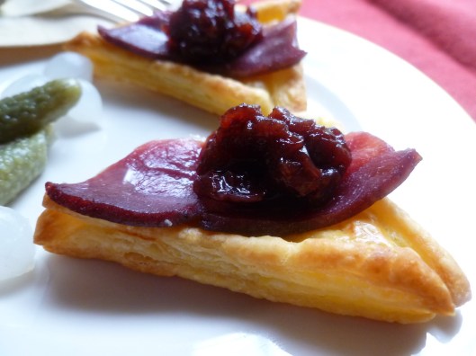 smoked duck and preiselbeeren on puffpastry triangels all 036