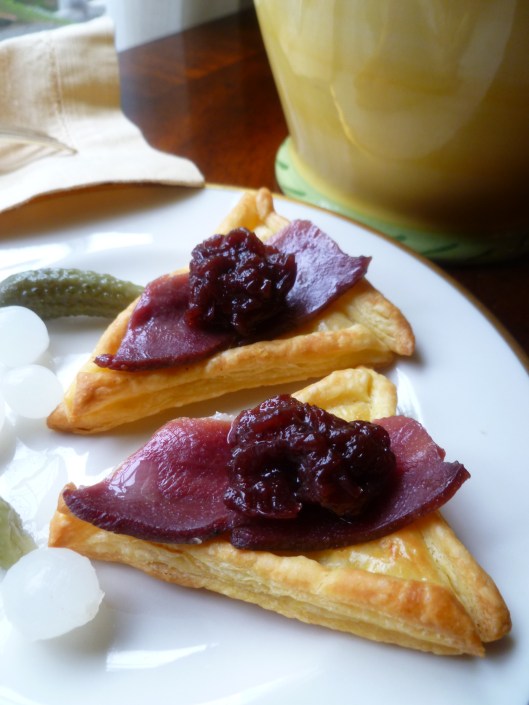 smoked duck and preiselbeeren on puffpastry triangels all 040