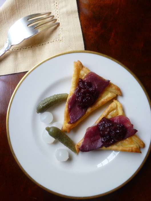 smoked duck and preiselbeeren on puffpastry triangels all 041