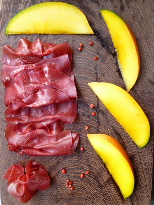 Braesola with mango caramelized wine baies roses last touch 001